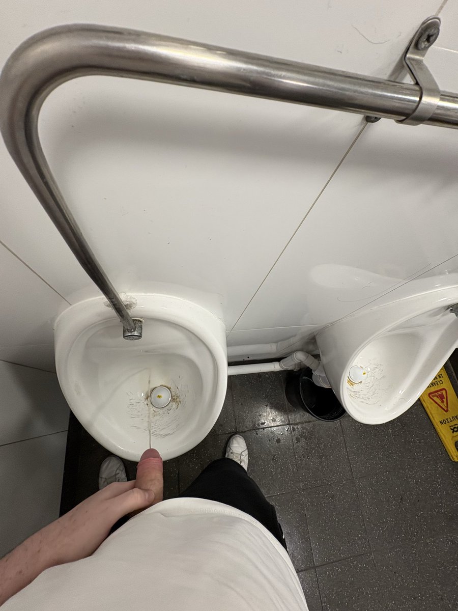 HardHelixx's tweet photo. Pissing in a dirty urinal 👌🏼 https://t.co/uT0HTWMwCL