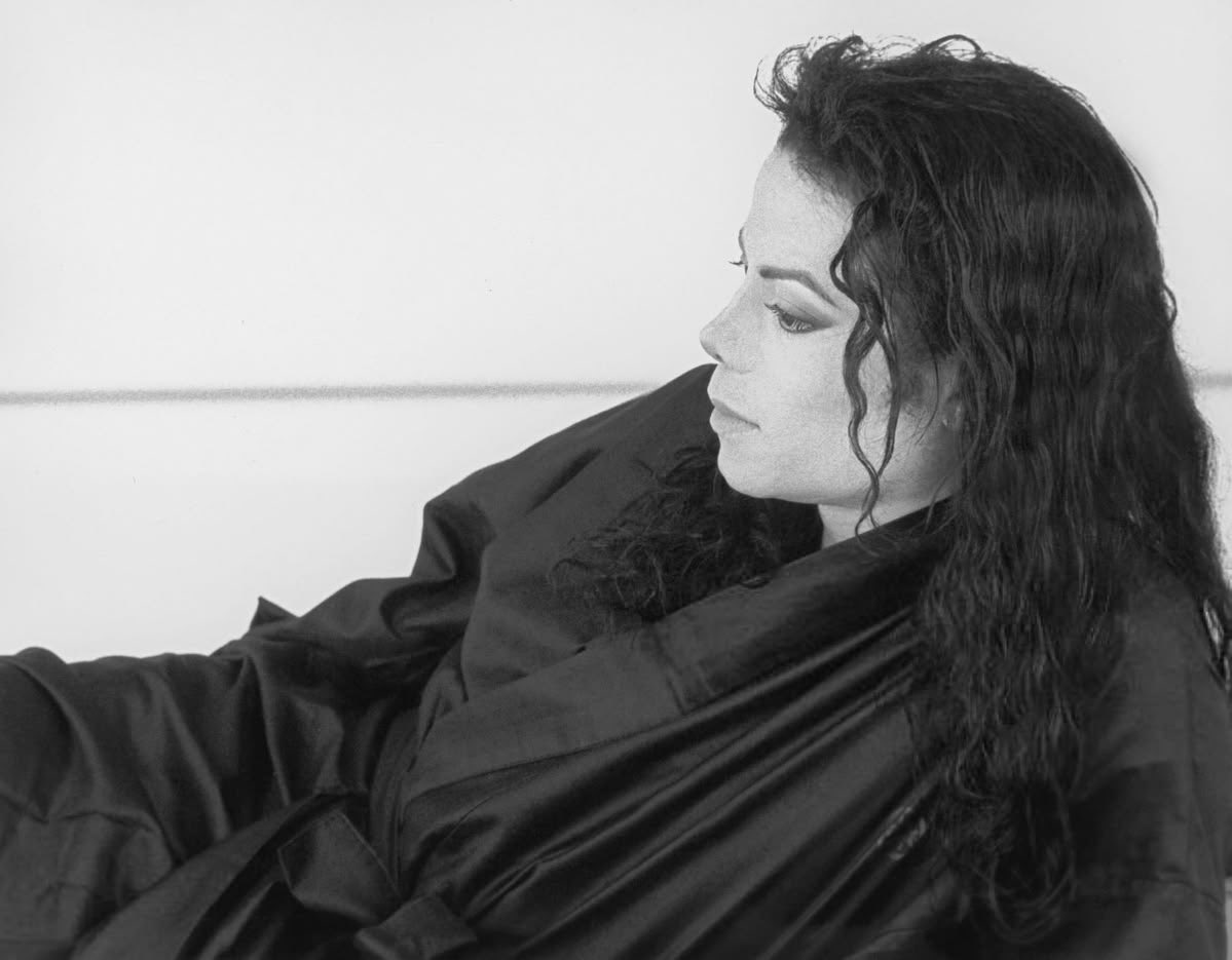 maestrosgf's tweet photo. long coat, curly hair 😩 https://t.co/KRPLxNyDON