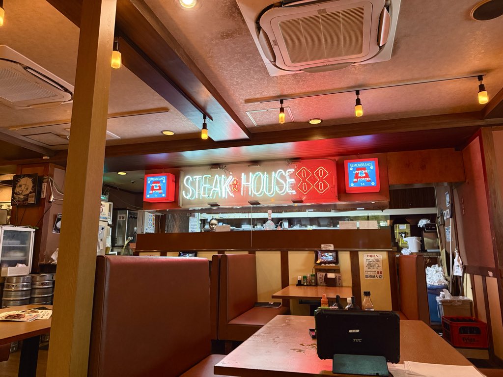 offpUAhMHV55492's tweet photo. ステーキはシメらしい🐍 https://t.co/9GHpfkhUJe