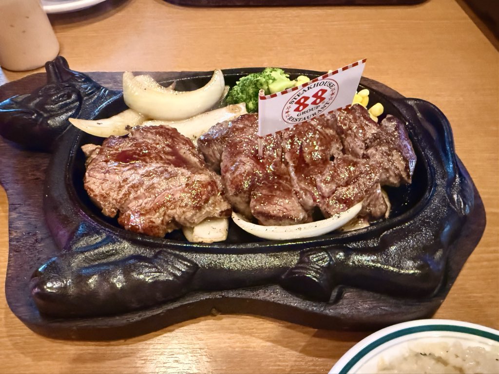 offpUAhMHV55492's tweet photo. ステーキはシメらしい🐍 https://t.co/9GHpfkhUJe