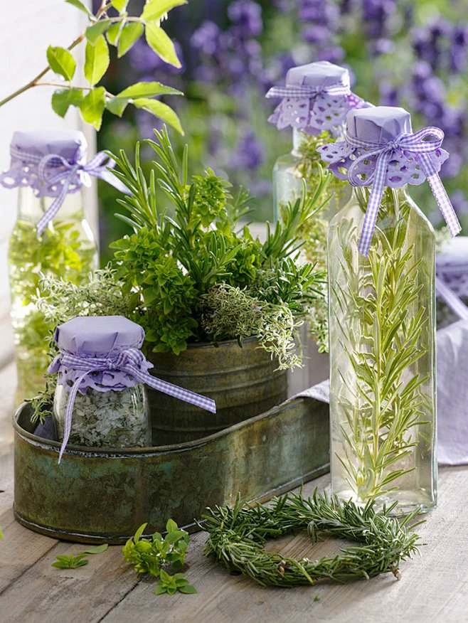 kirazane252515's tweet photo. Turn an old mason jar into a herb planter! Add some gravel at the bottom, potting soil, and your favorite herbs. Cheaper than store-bought + perfect for small spaces. https://t.co/p9bHYCUnZ6