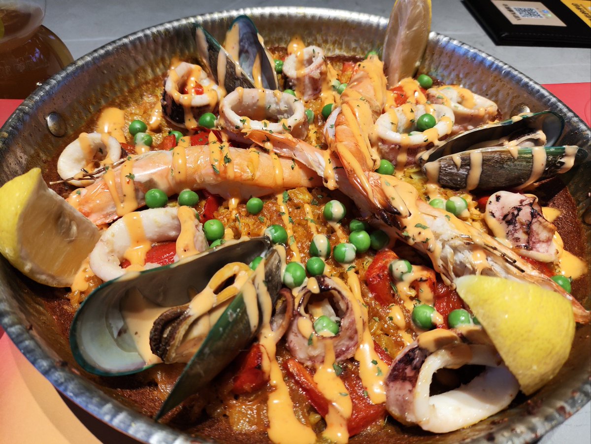 Emmingsepm's tweet photo. Prueba nuestra paella valenciana auténtica! Arroz con azafrán, mariscos frescos y un toque de limón. Un viaje de sabores a Espaa en cada bocado! https://t.co/4g9tidOVvW