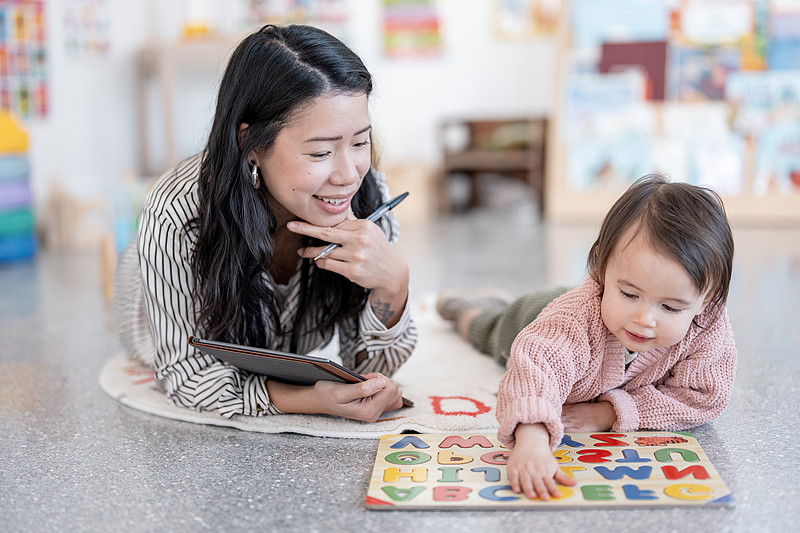 jayjace190097's tweet photo. [Build with tiny hands, bigger smiles!  Dad u0026 daughter’s cozy puzzle time just turned my whole day around. #FamilyFun #亲子日常]， https://t.co/8gzJ1EEm1y