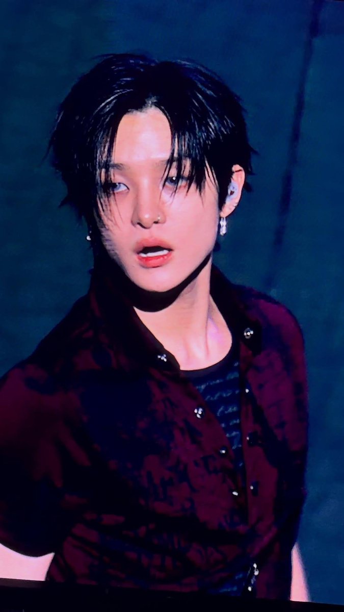 JIHOON_BASE's tweet photo. Jihoon's visual attack is no joke 😭 mesemerized by his handsomeness today! https://t.co/7ELaFVLe7M