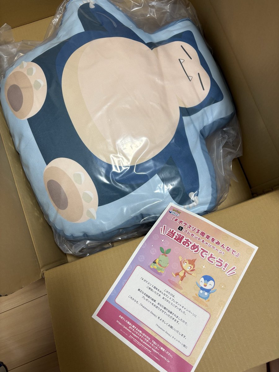 chogepudding's tweet photo. #ポケスリ3周年をみんなで
届いてからだいぶ時間経っちゃったけど、実はカビゴンのBIGクッション当選してた〜〜🎉🎉🎉
買ったら1万円？だし後ろに30周年ロゴ入ってるし嬉しすぎる、ポチポチ応募頑張った甲斐があった https://t.co/bzEGhTNpXc