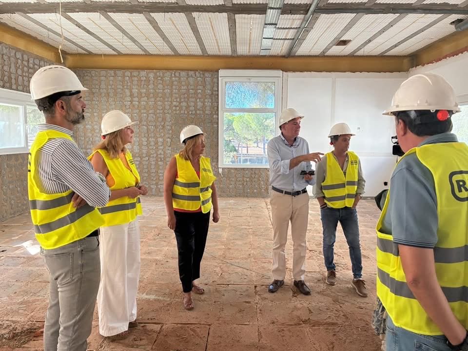 AgriculturAnd's tweet photo. La @AndaluciaJunta controlará desde Cartaya (Huelva) la actividad pesquera en los mil kilómetros de costa andaluza.

@RamonFPM visita las obras del futuro Centro Andaluz de Control y Calidad de los Recursos Pesqueros, en la que se invierte cerca de un millón de euros en una primera fase.

https://t.co/vfhxYHDH1S
