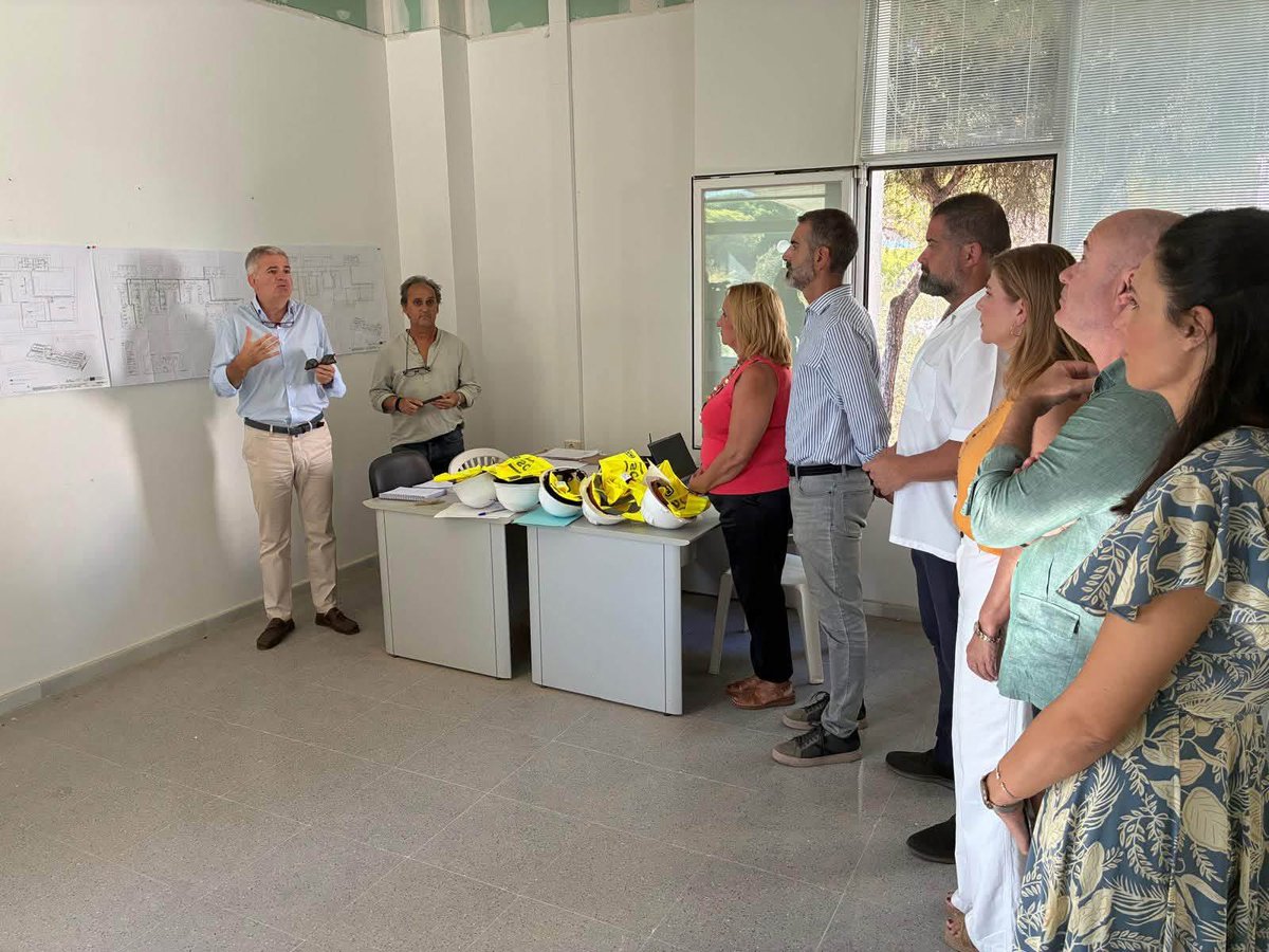 AgriculturAnd's tweet photo. La @AndaluciaJunta controlará desde Cartaya (Huelva) la actividad pesquera en los mil kilómetros de costa andaluza.

@RamonFPM visita las obras del futuro Centro Andaluz de Control y Calidad de los Recursos Pesqueros, en la que se invierte cerca de un millón de euros en una primera fase.

https://t.co/vfhxYHDH1S