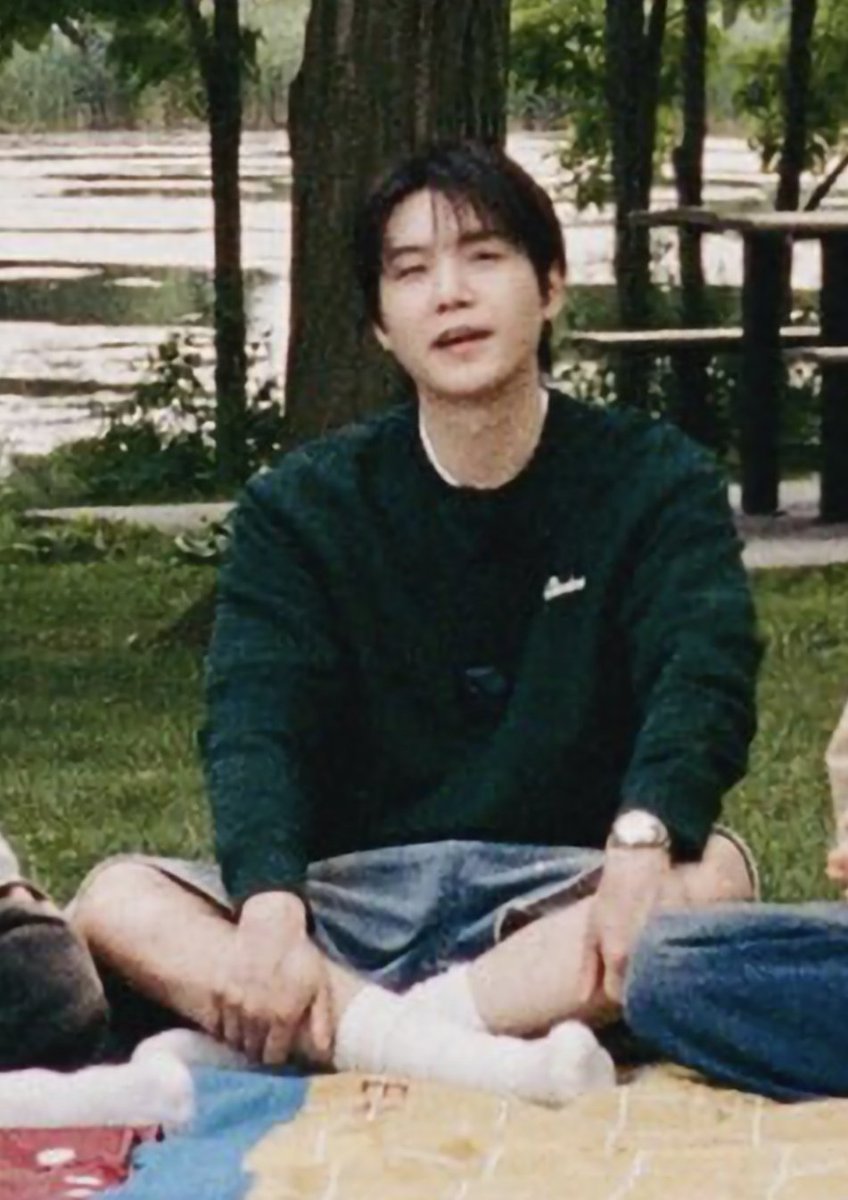 sugabebe8803's tweet photo. 반바지 입혔는데 무릎 위로 사진을 짜르다니 https://t.co/qUwXMNUbZ2