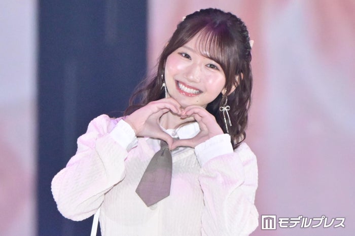 modelpress's tweet photo. 【♥️Rakuten GirlsAward 2026 A/W🍰🍭】

日向坂46藤嶌果歩
「ガルアワ」初登場でハートポーズ🫶

ネクタイ×ミニスカのフェミニンコーデ
https://t.co/vP8Yy6zI3w

#ガルアワ2026AW https://t.co/7mcYcTgKML