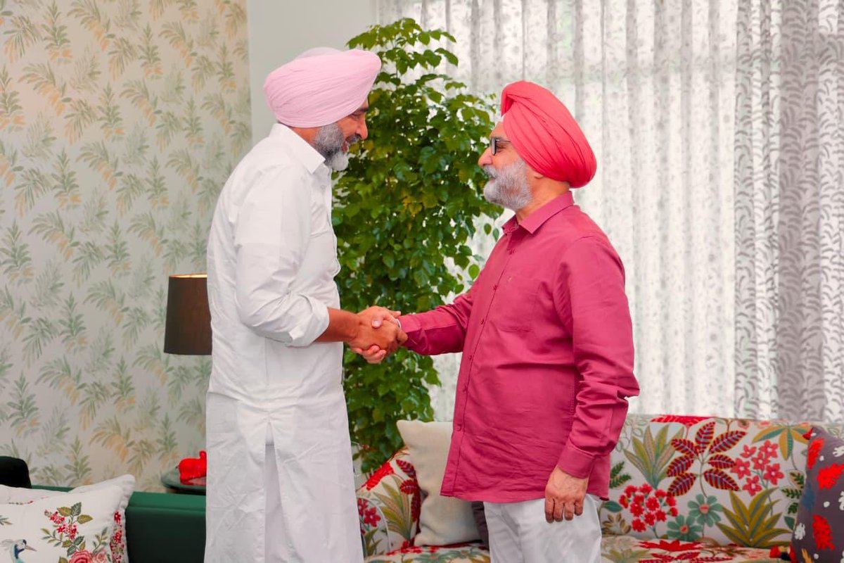 SandhuTaranjitS's tweet photo. Met college friend and National Vice President, BJP, Sardar Manpreet Singh Badal, @MSBADAL, at @LokNiwasDelhi today. https://t.co/B04jMHHptu