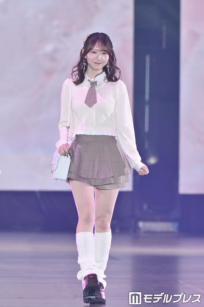 modelpress's tweet photo. 【♥️Rakuten GirlsAward 2026 A/W🍰🍭】

日向坂46藤嶌果歩
「ガルアワ」初登場でハートポーズ🫶

ネクタイ×ミニスカのフェミニンコーデ
https://t.co/vP8Yy6zI3w

#ガルアワ2026AW https://t.co/7mcYcTgKML