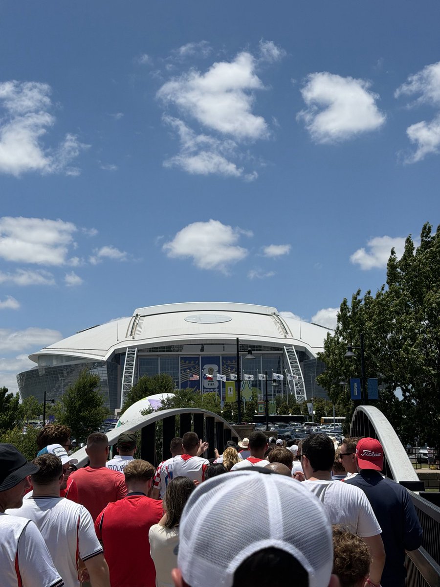 oliverhenry's tweet photo. Englands best stadium vs Americas best stadium. https://t.co/BRlL0g4POK