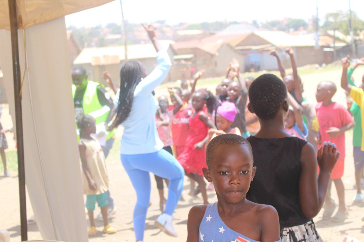 Preciousgl28392's tweet photo. Yesssss
Giving yourself treats while cleaning,yes you heard me right 
As a wellness coach l love seeing people healthy always,so one of the most pillars of good health is proper hygiene and after cleaning,l involved the community members into healthy fun games  
@MinofHealthUG https://t.co/NqlLfPdkkL