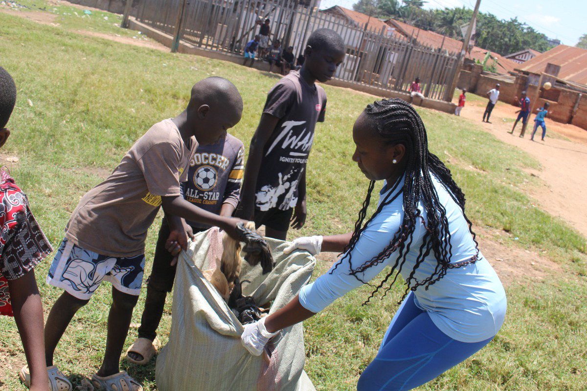 Preciousgl28392's tweet photo. Yesssss
Giving yourself treats while cleaning,yes you heard me right 
As a wellness coach l love seeing people healthy always,so one of the most pillars of good health is proper hygiene and after cleaning,l involved the community members into healthy fun games  
@MinofHealthUG https://t.co/NqlLfPdkkL