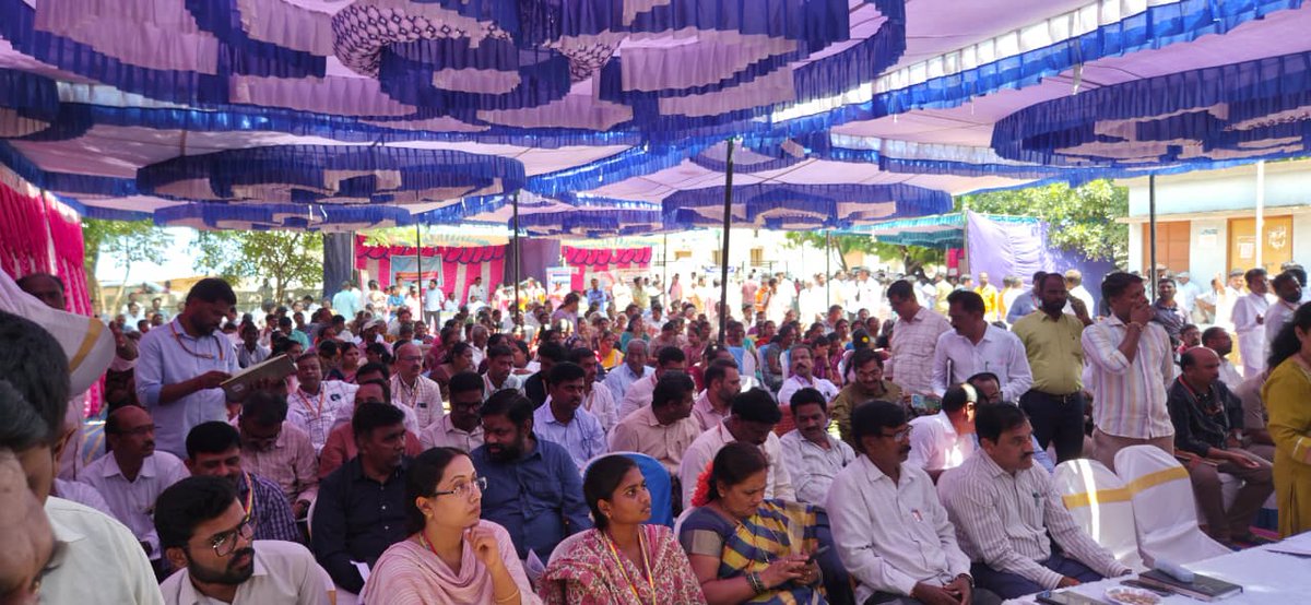 vbgramgballari's tweet photo. ಇಂದು ಬಳ್ಳಾರಿ ತಾಲೂಕು ಮಟ್ಟದ ಪ್ರಜಾಸೇವಾ ಆಂದೋಲನ ಸಭೆಯ ಉದ್ಘಾಟನಾ ಕಾರ್ಯಕ್ರಮವು ಸಿರಿವಾರ ಗ್ರಾಮ ಪಂಚಾಯತಿ ಆವರಣದಲ್ಲಿ ಚಾಲನೆಗೊಂಡಿತು.

ಪ್ರಜಾ ಇಲಾಖೆಯ ಉದ್ಘಾಟನೆಯನ್ನು ಮಾನ್ಯ ಜಿಲ್ಲಾಧಿಕಾರಿಗಳು, ಮಾನ್ಯ ಮುಖ್ಯ ಕಾರ್ಯನಿರ್ವಾಹಕ ಅಧಿಕಾರಿಗಳು, ಮಾನ್ಯ ಜಿಲ್ಲಾ ಪೋಲಿಸ್ ವರಿಷ್ಠಾಧಿಕಾರಿಗಳು, ಉದ್ಘಾಟನೆಯನ್ನು ಮಾಡಿದರು. https://t.co/jMotY92A3U