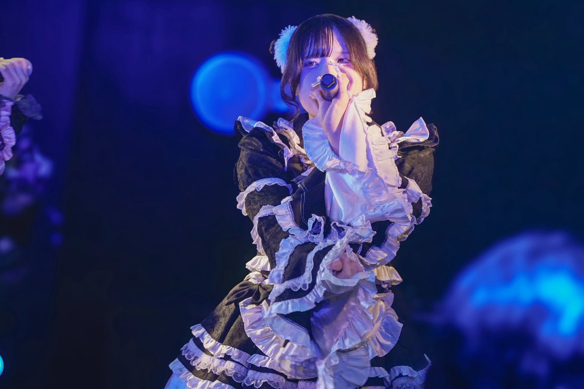 KAMuRO_official's tweet photo. 「 まだもっと もっと

 この声 熱を帯びてく 」

#KAMuRO_Photo https://t.co/oJf3VHGi0S