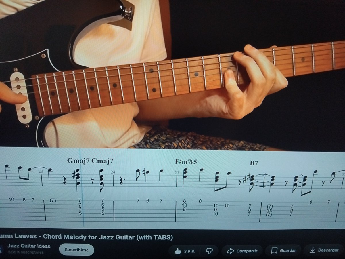 Javicgoc's tweet photo. Cuando me apetece aprender algunos acordes de Jazz en guitarra y me interesa Autumn Leaves y veo que hay un acorde que hace mini cejilla con el meñique..... 🫪 https://t.co/giXeF36VSz