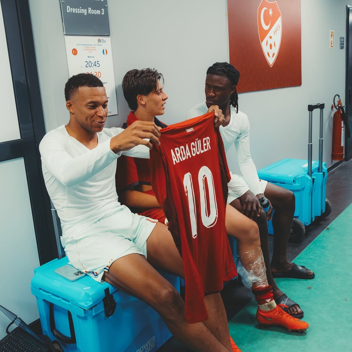 futbolarena's tweet photo. Kylian Mbappe, milli takım formamıza bakıyor. https://t.co/qUxlOsW4aE