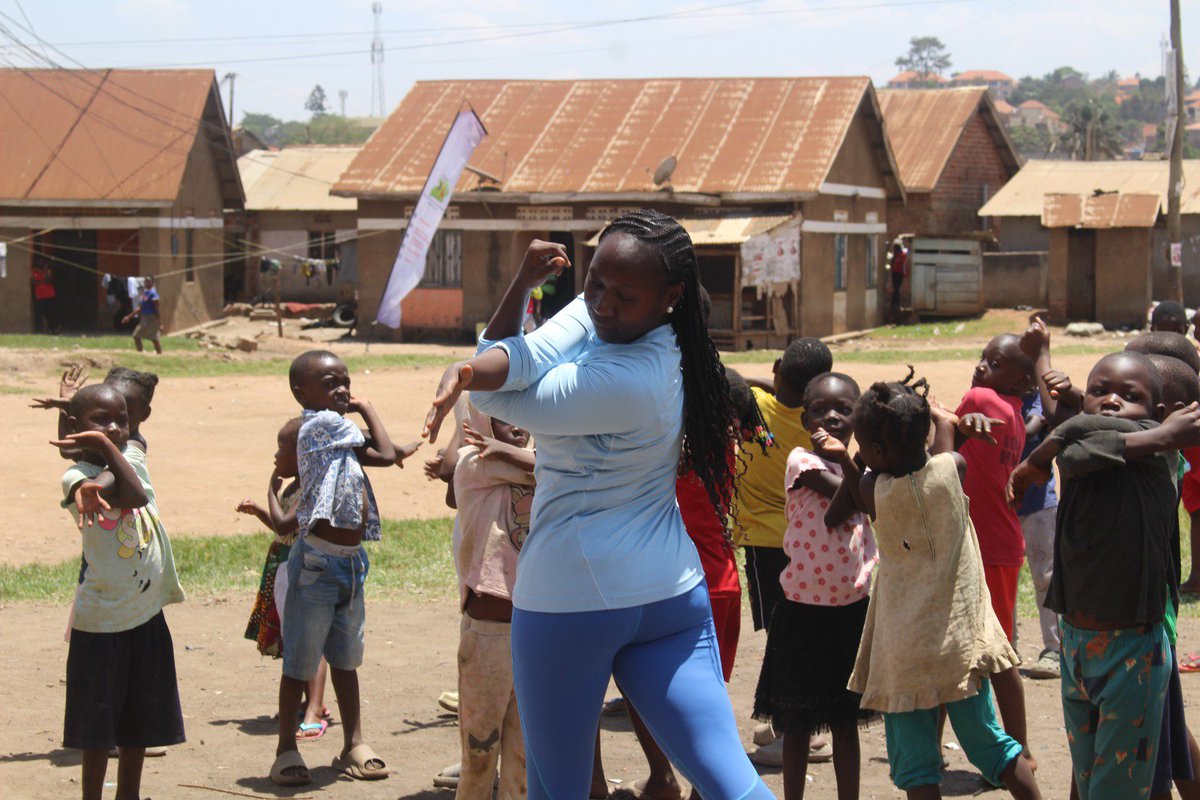 Preciousgl28392's tweet photo. Yesssss
Giving yourself treats while cleaning,yes you heard me right 
As a wellness coach l love seeing people healthy always,so one of the most pillars of good health is proper hygiene and after cleaning,l involved the community members into healthy fun games  
@MinofHealthUG https://t.co/NqlLfPdkkL