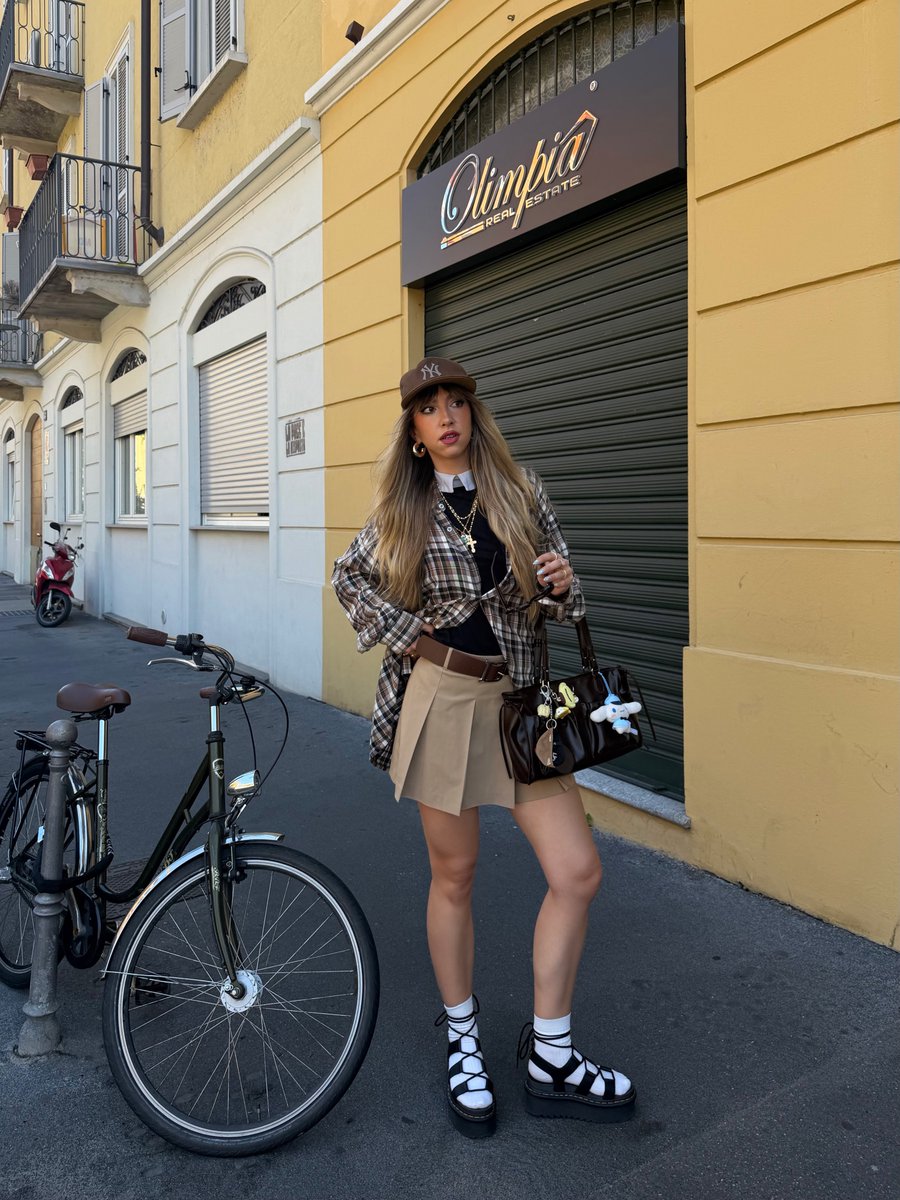 LishaSadhrcp's tweet photo. Just a girl getting dressed for a walk to grab an iced coffee https://t.co/YWej2Y2g1G
