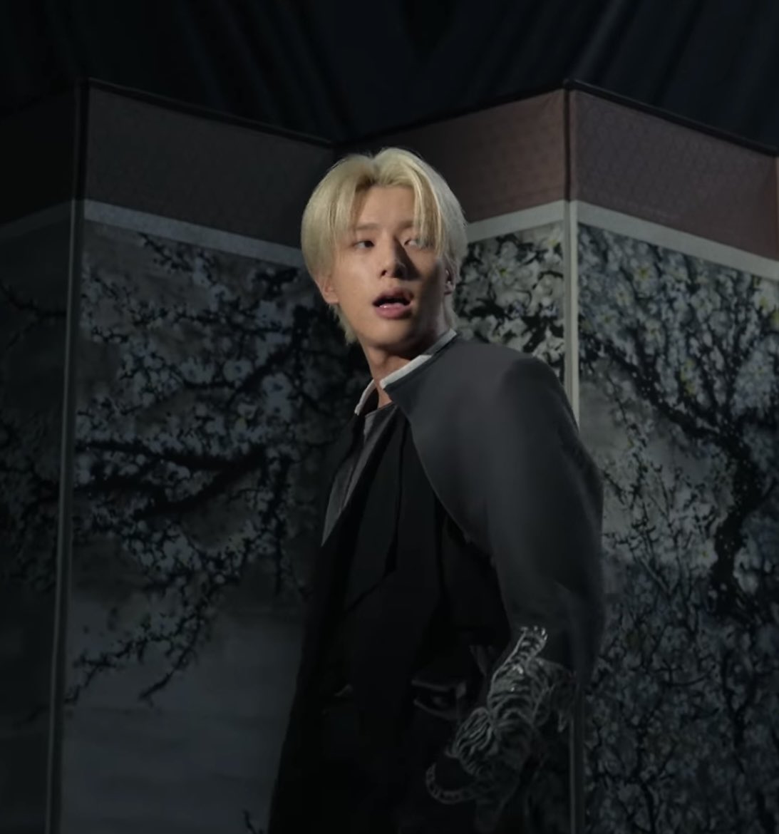 15ARCHIVEz's tweet photo. stuck 🖤 #제이크 #JAKE https://t.co/el0LLWdPpX