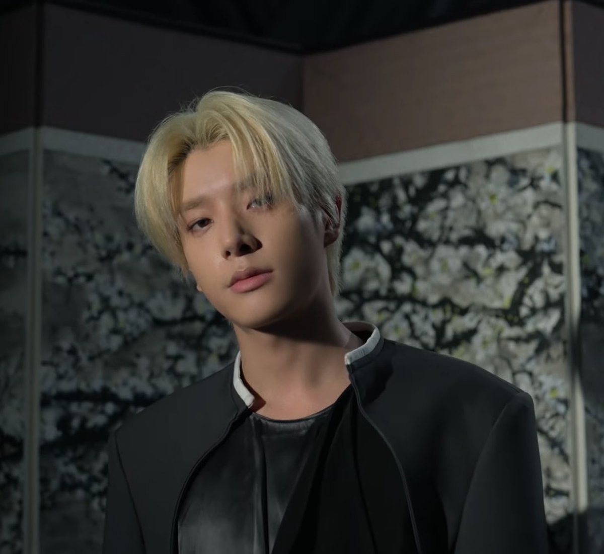 15ARCHIVEz's tweet photo. stuck 🖤 #제이크 #JAKE https://t.co/el0LLWdPpX