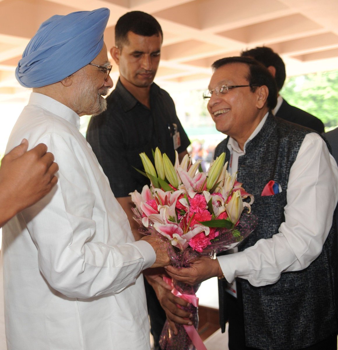 RajendrajDarda's tweet photo. भारताच्या अर्थव्यवस्थेला नवसंजीवनी देणारे महान अर्थतज्ञ, शांत, संयमी नेते माजी पंतप्रधान डॉ. मनमोहन सिंग यांना जयंतीदिनी विनम्र अभिवादन. 

१९९१ मधील गंभीर आर्थिक संकटाच्या काळात अर्थमंत्री म्हणून त्यांनी उदारीकरणाच्या व्यापक सुधारणांना आकार दिला. त्या बदलांनी भारतीय अर्थव्यवस्थेसाठी नव्या पर्वाची सुरुवात केली. 

रिझर्व्ह बँकेचे माजी गव्हर्नर, अर्थमंत्री, आणि दोन कार्यकाळ देशाचे पंतप्रधान अशी त्यांची प्रदीर्घ कारकीर्द त्यांच्या बहुआयामी योगदानाची साक्ष देते.

विद्वत्ता, साधेपणा, नम्रता, आणि कामाप्रती असलेली निष्ठा हे त्यांच्या व्यक्तिमत्त्वाचे ठळक पैलू होते. देश आर्थिक इतिहासातील निर्णायक वळणावर असताना त्यांनी केलेल्या महान कार्याची नेहमीच आठवण येत राहील.

@INCIndia @INCMaharashtra 

#PrimeMinister #DrManmohanSingh #India