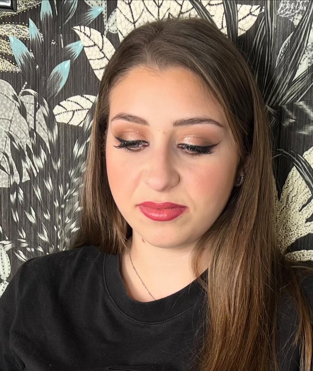 GraigBoiceib5's tweet photo. Today at the academy, I brought a special model with me. The makeup I chose for her is a soft, subtle blend. https://t.co/NNh51rMfSu