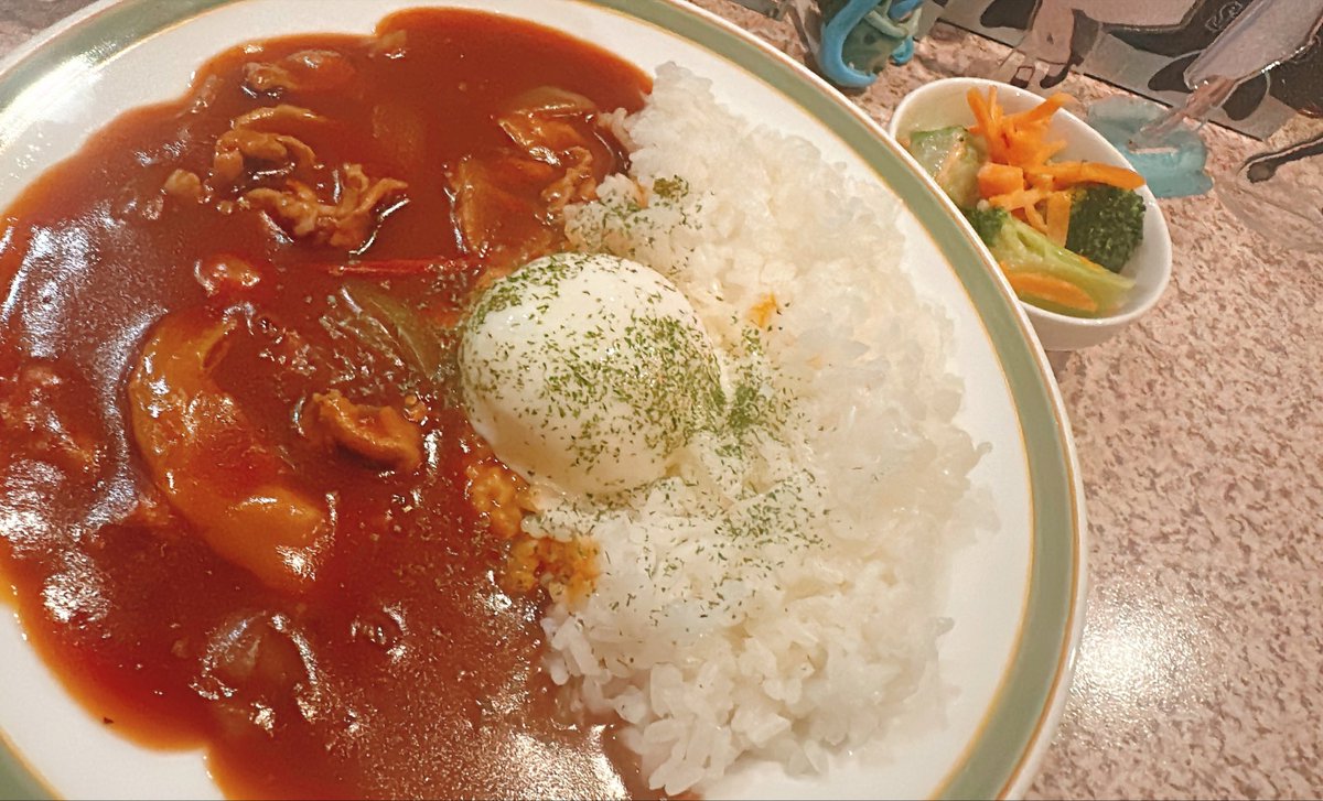 Shachinikki's tweet photo. よるメンバー到着🌙
夜ご飯出来てますー！
ハヤシライス🍛食べに来て下さいね〜♡
#コンカフェ #料理 https://t.co/41yCxH9T85