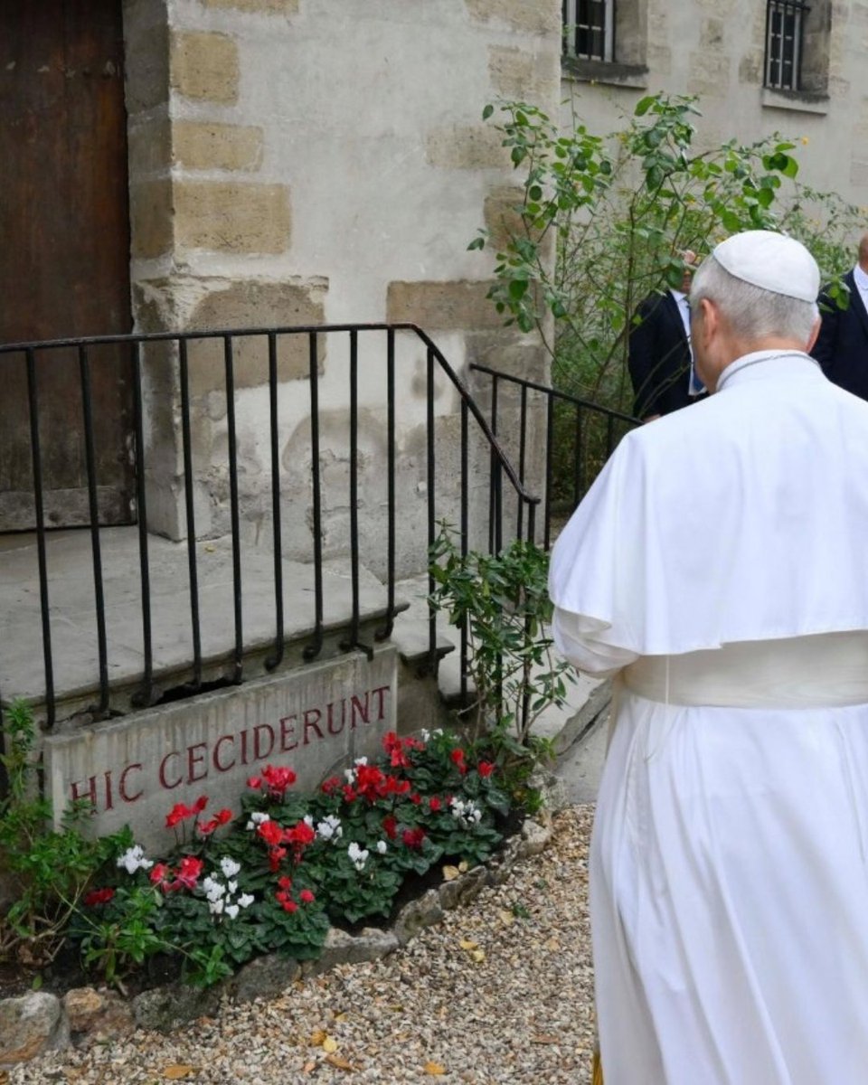 VaticanNews's tweet photo. As he arrives at the Catholic University of Paris, Pope Leo XIV pauses to pray at the site of the brutal massacre at the Carmes monastery during the French Revolution, which is marked by the Latin expression "Hic ceciderunt" (Here they fell).

On September 2, 1792, a revolutionary mob summarily executed around 115 Catholic priests and Bishops, many of whom refused to submit to the Civil Constitution of the Clergy and were beatified by Pope Pius XI in 1926.

©Vatican Media
