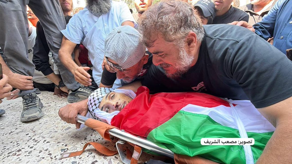 AnasAlSharif0's tweet photo. تشييع الشهيد قصي معمر حلس متأثرًا بإصابته في قصف إسرائيلي سابق على مدينة غزة. https://t.co/CkNhVYcl6l