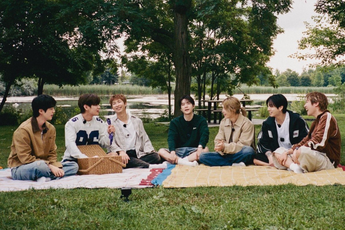 camlovesyoongi's tweet photo. WHY ARE THEY ALL WEARING CAMERAS https://t.co/IGOmoEGLbR