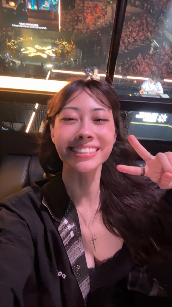 meilizzz_'s tweet photo. ur favorite esports commentator https://t.co/Smr5ibV3v4