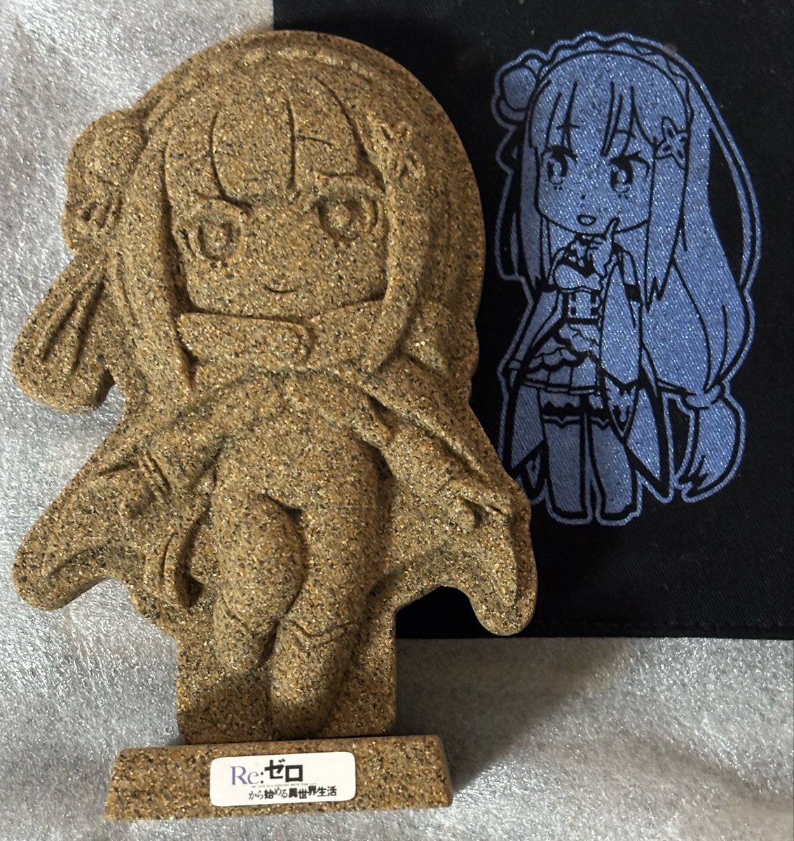 kamo_50's tweet photo. おーエミリア砂スタンド来た！
かわいい
歩き回った思い出も相まってとてもいいな
レリーフ触りたさあったし嬉しい https://t.co/kBtXoE0or7
