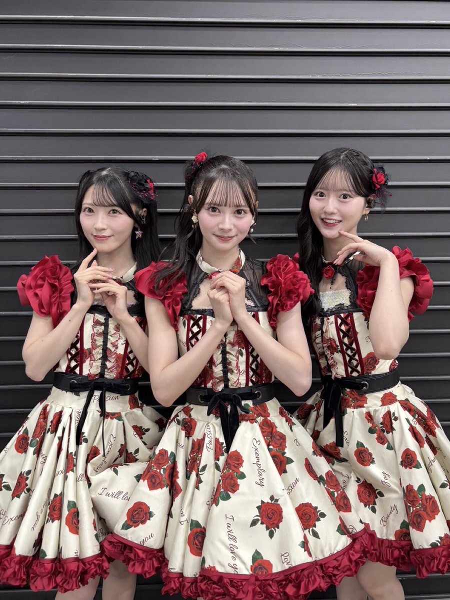 azu_lemon's tweet photo. 星月花の背景良かったし、推しが冒頭から出てきて嬉しかった⭐️3人とも輝いてて美しかった🌙あづのポーズもかわいらしくて好き🌸
#月から愛のお手紙
#AKBサンコンコン https://t.co/zhUHreiEaG