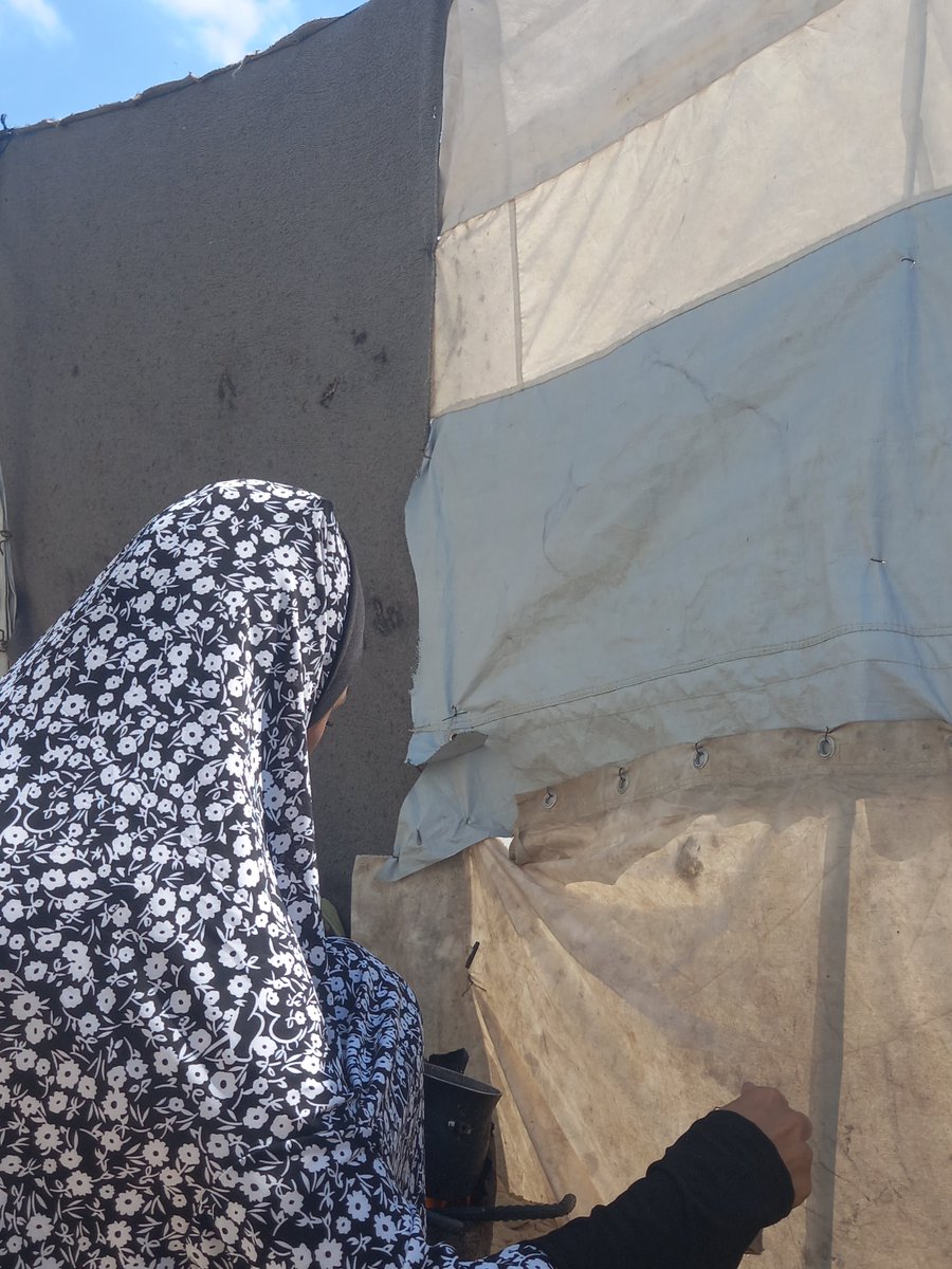 EmAhmadFromGaza's tweet photo. With your support, we can stay alive. Please donate to help me provide food my family and medicine for my father. $300 is urgently needed.
We don't have food and haven't eaten for two days. 

https://t.co/cb03oZZT5C https://t.co/avZuYRmu9W