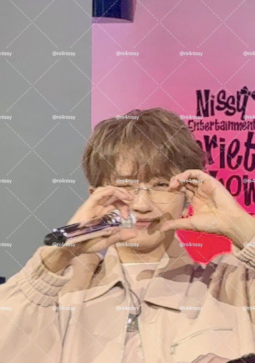 ni4nissy_'s tweet photo. 初日、🫶🏻フリフリ 返してもらえたのに
前の人の手に全ピントもってかれた私のファンサ動画()
2カメではおさめれてたからセーフ？(画質悪いけど)
#NBE2026 #Nissy https://t.co/rfwHanP0Vk