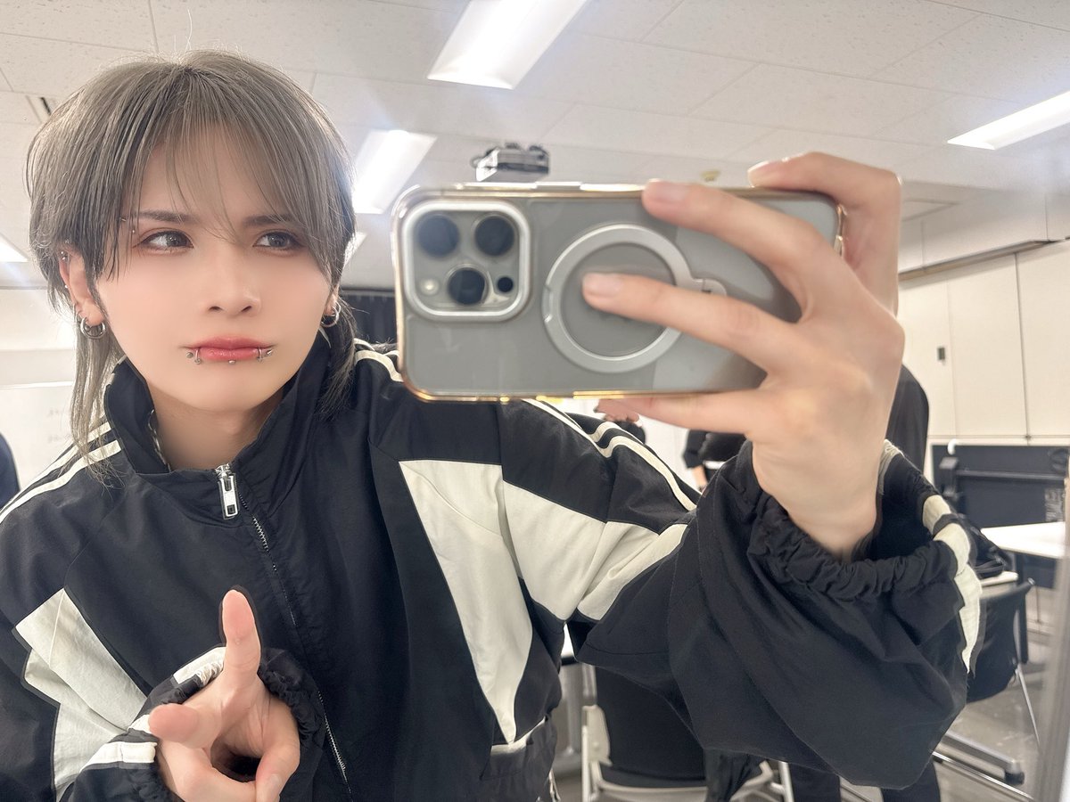 royz_214_subaru's tweet photo. 新宿マルイ、Royzポップアップストア明日までです！
来場してくれた皆様に、運営に関わってくださった皆様に、熱く熱く盛り上げて貰えて大感謝です。
寄せ書きも沢山ありがとう🙇‍♂️
俺もでっかい一筆書いたから読んでおいてくれよな🪷 https://t.co/4OpADDyaUg