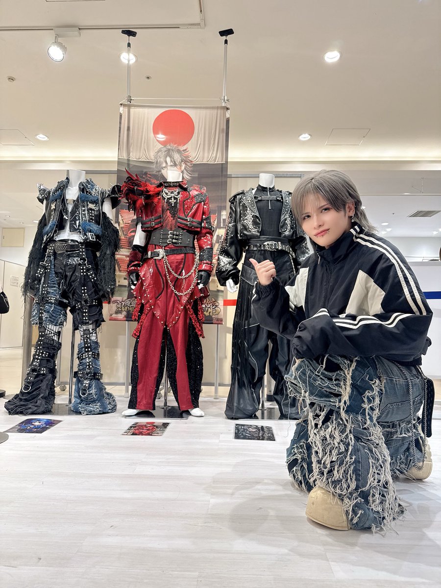 royz_214_subaru's tweet photo. 新宿マルイ、Royzポップアップストア明日までです！
来場してくれた皆様に、運営に関わってくださった皆様に、熱く熱く盛り上げて貰えて大感謝です。
寄せ書きも沢山ありがとう🙇‍♂️
俺もでっかい一筆書いたから読んでおいてくれよな🪷 https://t.co/4OpADDyaUg