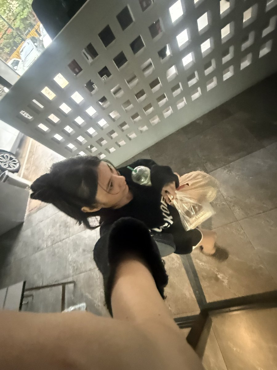 Lookged728552's tweet photo. Moodวันนี้ ลืมคีย์การ์ดเข้าห้อง🥲 #ฝนตกกรุงเทพ #น้ำท่วม https://t.co/C1V0HoDDSs