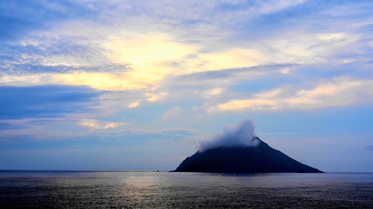 k19ch1's tweet photo. 9月26日
八丈島の夕暮れ
雲が多く薄暗い夕暮れ
夕陽と夕焼けは残念
ANA最終便は定刻就航
お疲れ様でした
#八丈島
#八丈島民図鑑
#宇喜多秀家公と豪姫の碑
#夕暮れ
#夕陽
#八丈島空港 #RJTH 
#JA73AN #全日空 https://t.co/ULJ0YD4TRf