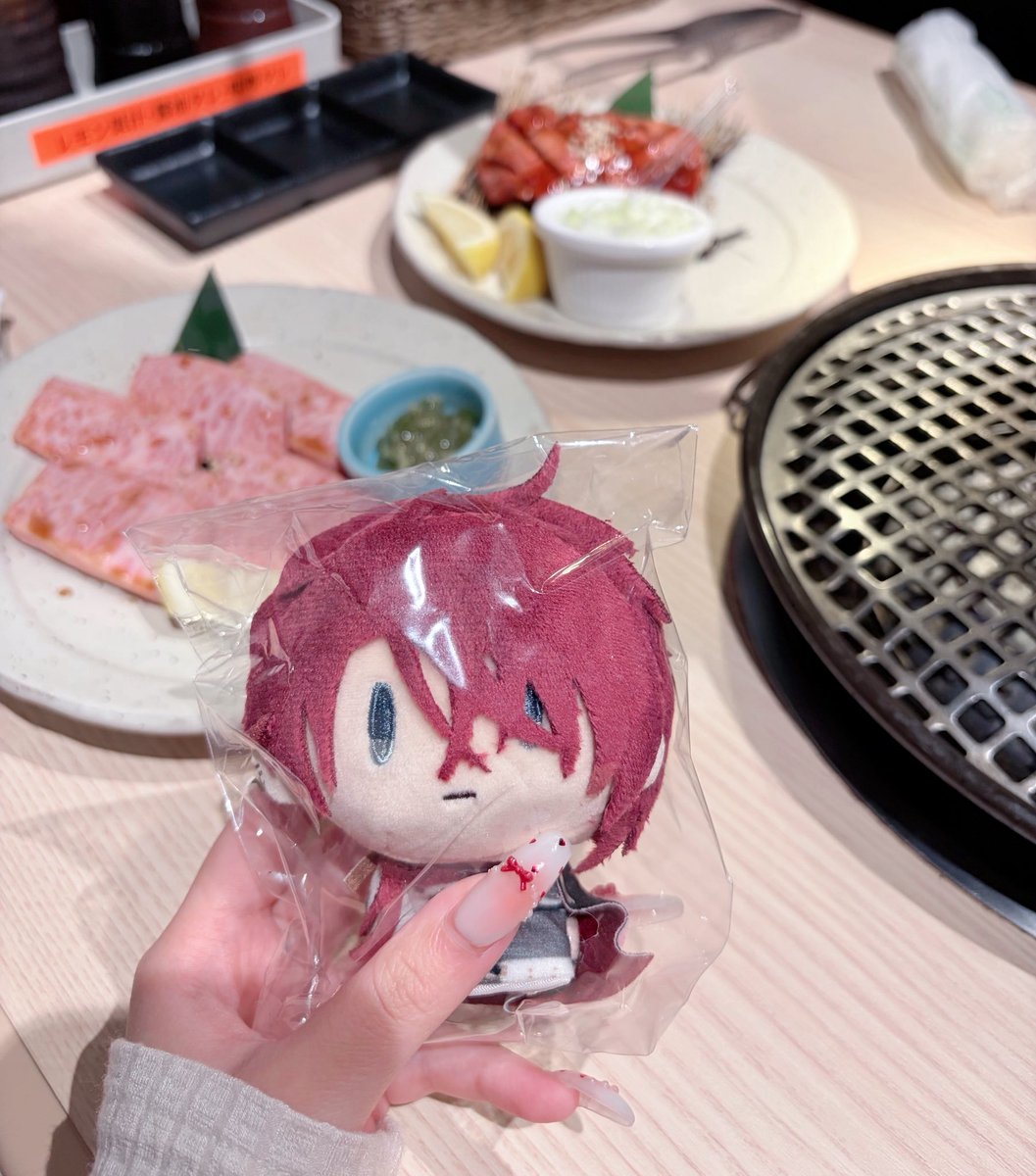 5c_c1n's tweet photo. 早々に焼肉へ連れ回されるぱぺごちと、５本の指にぎゅうぎゅうにされるぱぺごち https://t.co/qsJYtqWVRV