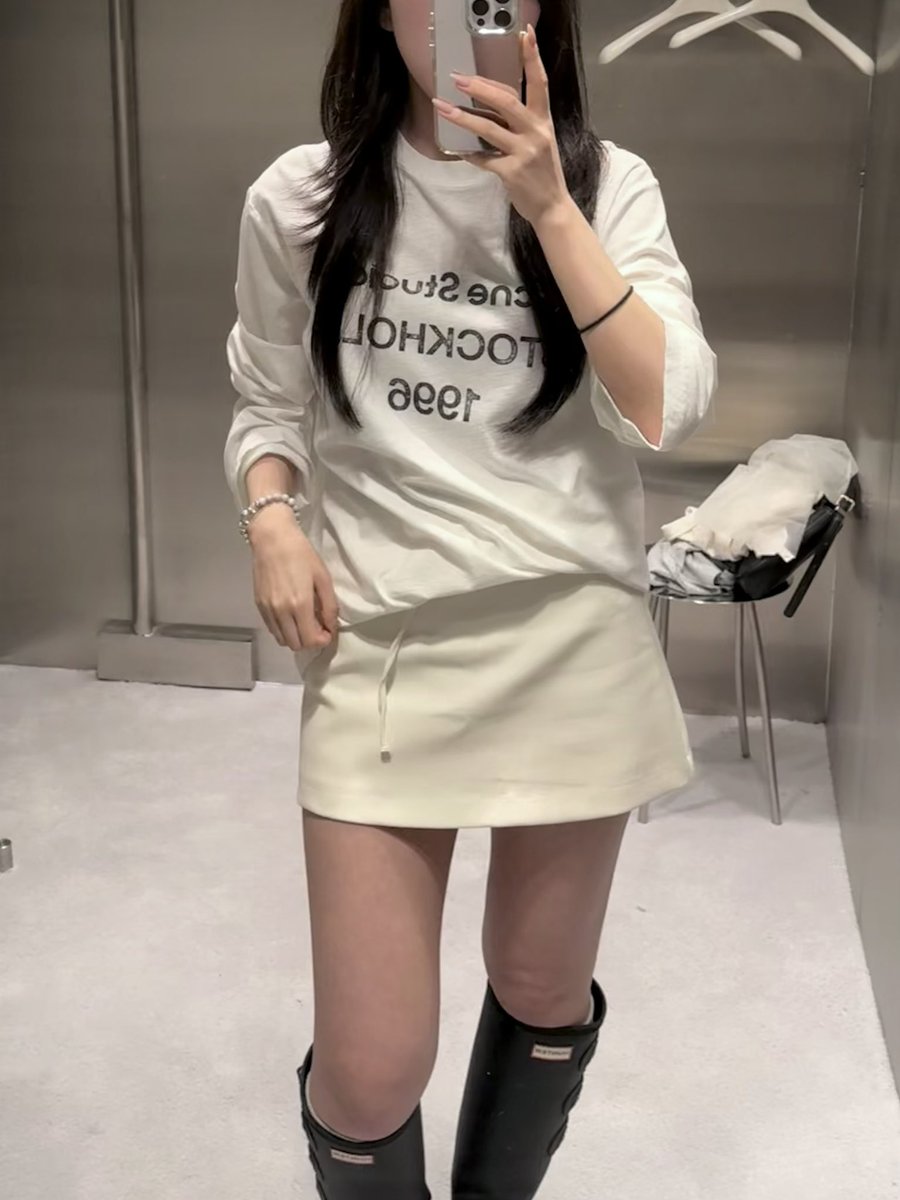 _blue9_'s tweet photo. 話題のAcneロンTが昨日入荷してラス1って教えてもらったけど、試着したらなんか似合わなくて😭😭😭😭😭😭
サラッと着たいのに｢お姉さん外でパジャマ着ちゃってますよ‼️｣になる😭😭 https://t.co/2RZjNfd8RF