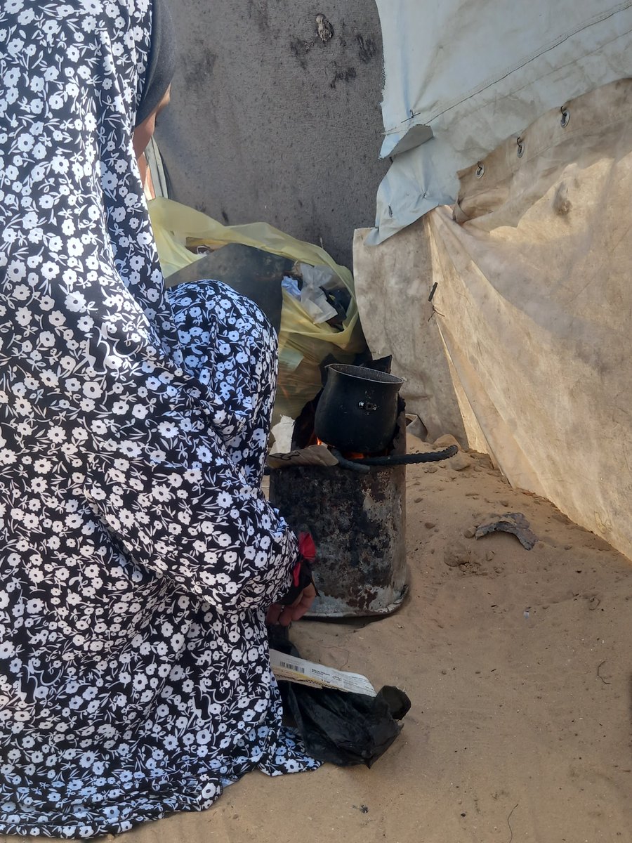 EmAhmadFromGaza's tweet photo. With your support, we can stay alive. Please donate to help me provide food my family and medicine for my father. $300 is urgently needed.
We don't have food and haven't eaten for two days. 

https://t.co/cb03oZZT5C https://t.co/avZuYRmu9W