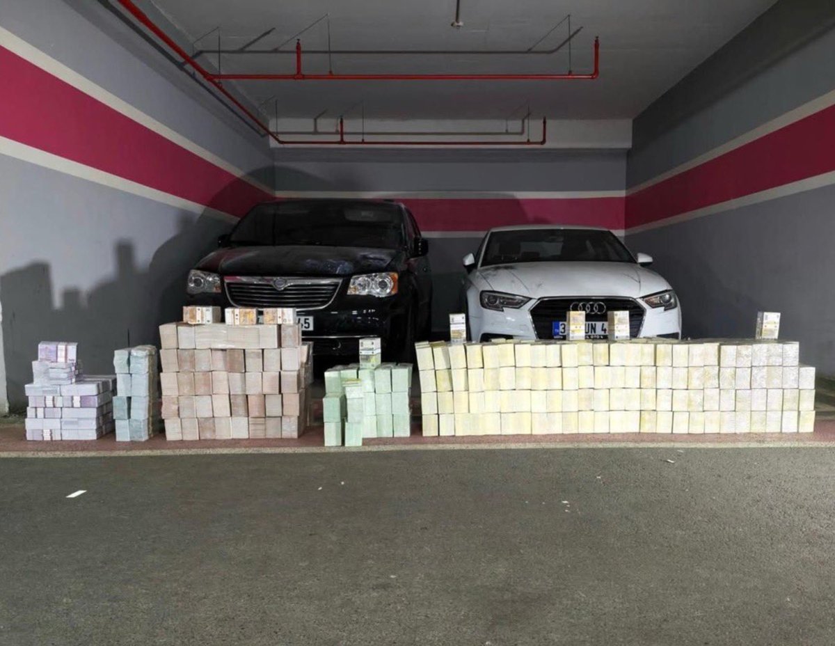 haber_kiyas's tweet photo. 🔴 Vanlı Kara Haydar'ın otoparkta gizlediği 2 aracından çıkan para:

934 milyon TL https://t.co/g4h3XDrycX