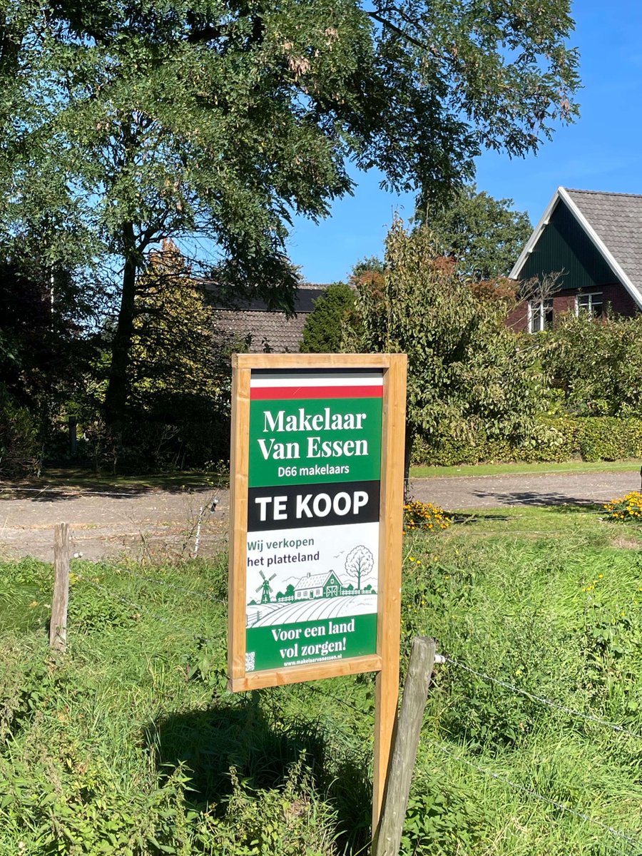 Flick1_'s tweet photo. Stille protesten in Twente. Veel boeren zetten hun boerderij te koop.

We komen deze bordjes veel tegen in deze regio zeggen lokale vrienden.

Een stukje verderop over de grens worden de boeren niet gehaat.

Radicaal-links Nederland sloopt haar 'eigen' land... https://t.co/GsKGnoGijA