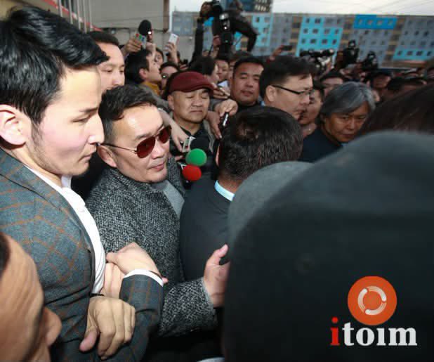 Lola_mgl's tweet photo. Энэ үед л Женкод төмөр замын хэрэгт нь ял шийтгэл өгчихсөн бол Монгол өдийд өөр замаар алхах байв, гашуун сургамж 😬 https://t.co/5Fp2lgmoCY