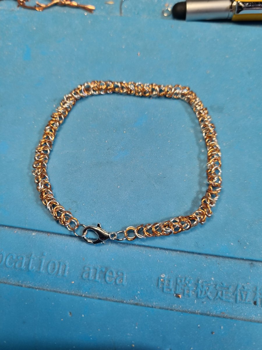 Ghostprot0001's tweet photo. 22+ hours under a magnifying glass to make this micro box chain bracelet. https://t.co/pPTRhWCG29