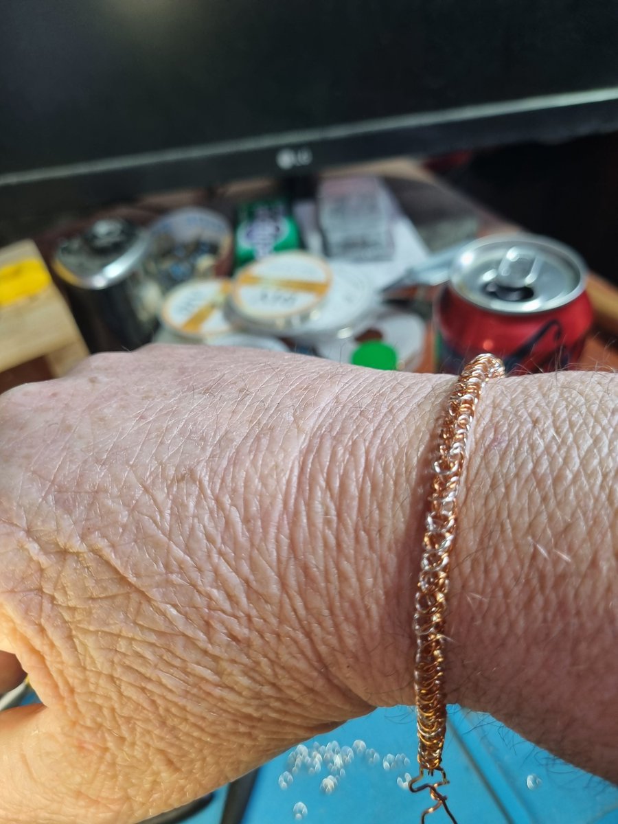 Ghostprot0001's tweet photo. 22+ hours under a magnifying glass to make this micro box chain bracelet. https://t.co/pPTRhWCG29