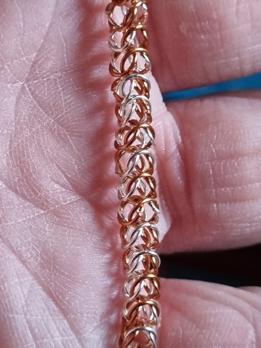 Ghostprot0001's tweet photo. 22+ hours under a magnifying glass to make this micro box chain bracelet. https://t.co/pPTRhWCG29